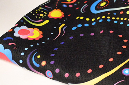 Impression en couleur avec des tons vifs et un toucher doux