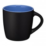 Tasse avec une finition extérieure noire mate couleur bleu