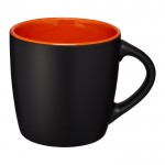 Tasse avec une finition extérieure noire mate couleur orange foncé