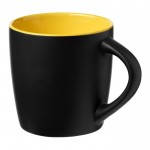 Tasse avec une finition extérieure noire mate couleur jaune