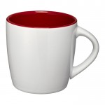 Tasse avec extérieur blanc et intérieur coloré couleur rouge foncé