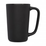 Grand mug en céramique avec finition mate couleur noir vue latérale