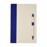 Set carnet et stylo en carton recyclé A5 pages lignées couleur bleu marine deuxième vue frontale