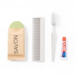 Brosse à dents, dentifrice, savon et peigne couleur naturel première vue