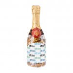 Bouteille de champagne remplie d'un assortiment de bonbons couleur transparent vue principale
