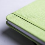 Gros plan sur la couleur verte du carnet