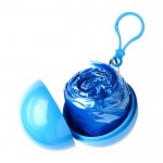 Poncho en plastique dans étui boule avec mousqueton couleur bleu ciel troisième vue