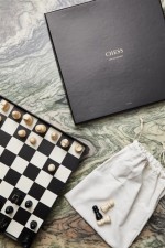 Jeu d'échecs avec pièces en bois couleur noir vue d'ambiance