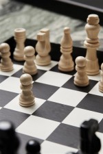 Jeu d'échecs avec pièces en bois couleur noir vue d'ambiance 2