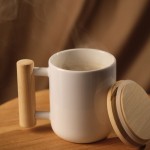 Mug en porcelaine à couvercle et anse en bambou 320 ml couleur blanc vue d'ambiance