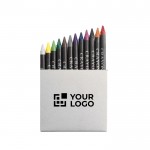 Douze crayons de couleur et boîte en carton avec zone d'impression