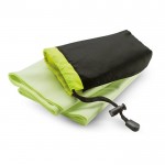 Serviette publicitaire dans un sac en nylon couleur  vert deuxième vue