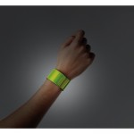 Bracelet personnalisé fluorescent couleur jaune troisième vue