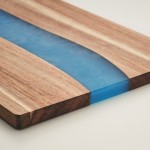 Tabla de cortar de madera de acacia con detalle azul de resina epoxi couleur bois troisième vue photographique