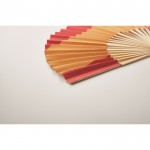 Éventail en bambou avec différents drapeaux européens couleur rouge sixième vue photographique