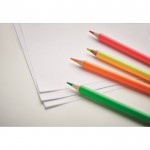 Crayons de couleur à colorier livrés dans une boîte couleur multicolore vue détail 4