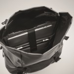 Mochila de lona con cierre roll top y acolchado en diferentes partes couleur noir vue thématique photographique