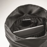 Mochila con cierre roll top y respaldo acolchado de poliéster RPET couleur noir vue photographique