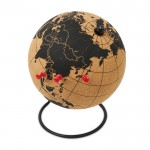 Globe terrestre en liège avec 12 épingles couleur marron troisième vue