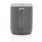 Tasse en céramique avec bord blanc couleur gris troisième vue