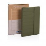 Conférencier avec carnet de notes couleur vert militaire vue avec boîte