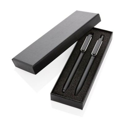 Parure de deux stylos métalliques couleur noir vue dans une boîte