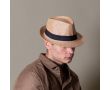 Chapeau moderne, en papier naturel et bord court couleur camel