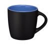 Tasse avec une finition extérieure noire mate couleur bleu