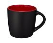 Tasse avec une finition extérieure noire mate couleur rouge foncé