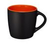 Tasse avec une finition extérieure noire mate couleur orange foncé