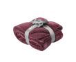 Couverture avec deux parties différentes couleur bordeaux