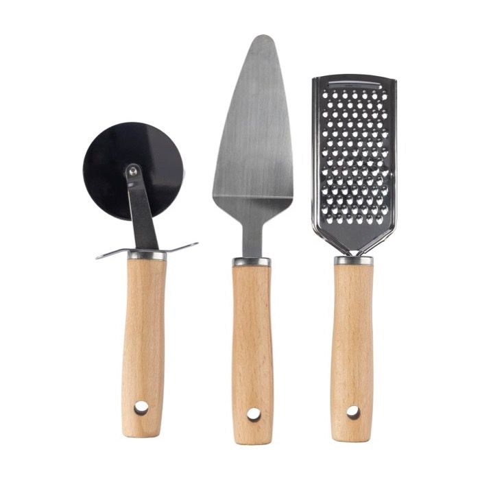 Râpe, spatule pour tartes et coupe-pizza dans sac coton