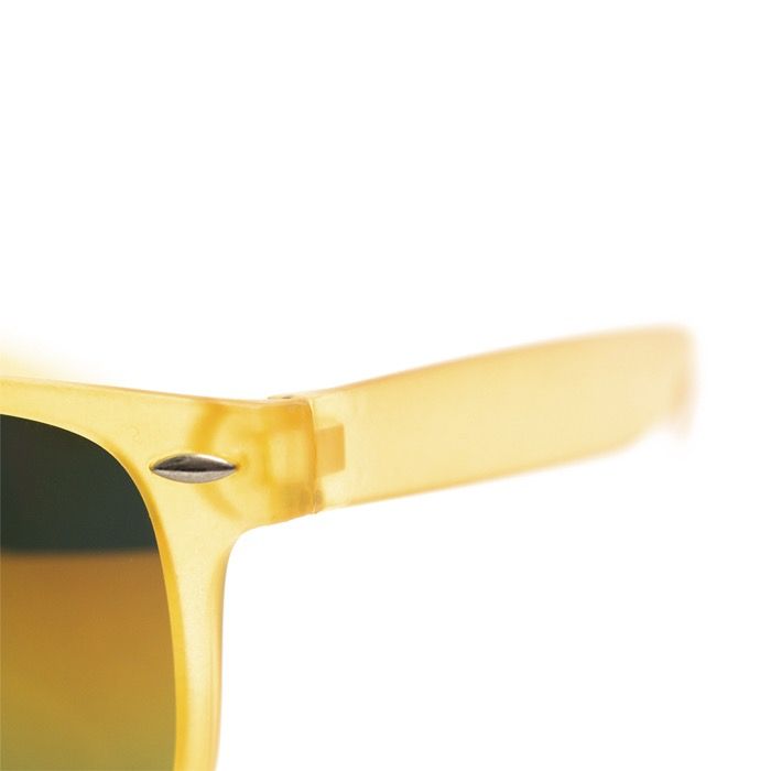 Lunettes de soleil en couleurs translucides et avec verres miroir