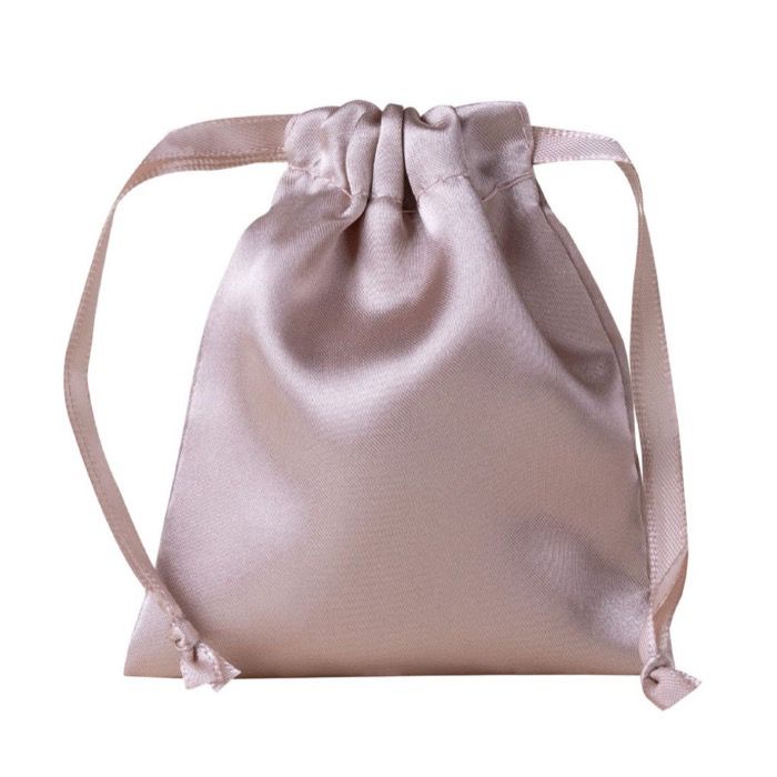 Petit sac en satin avec fermeture à cordon assorti