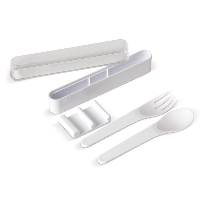 Boîte transparente avec un set de couverts en plastique blanc avec zone d'impression