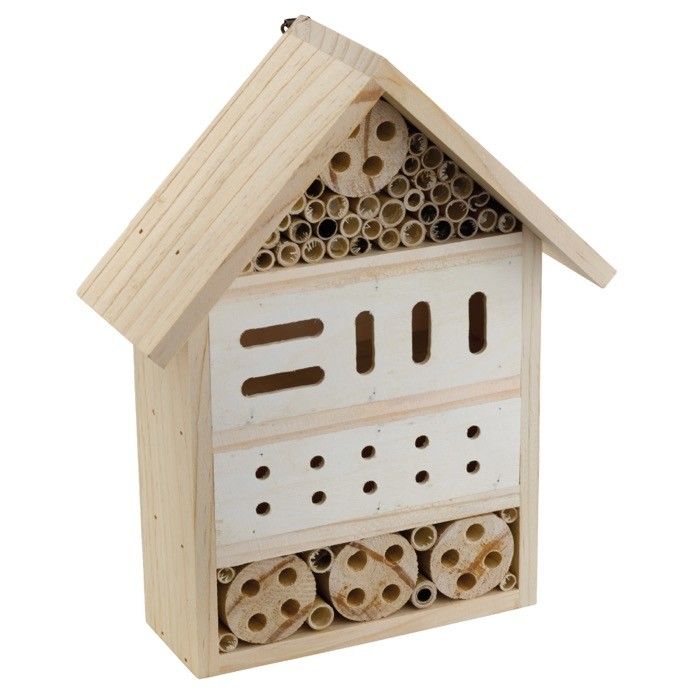 Maison en bois pour insectes avec de multiples entrées et sorties