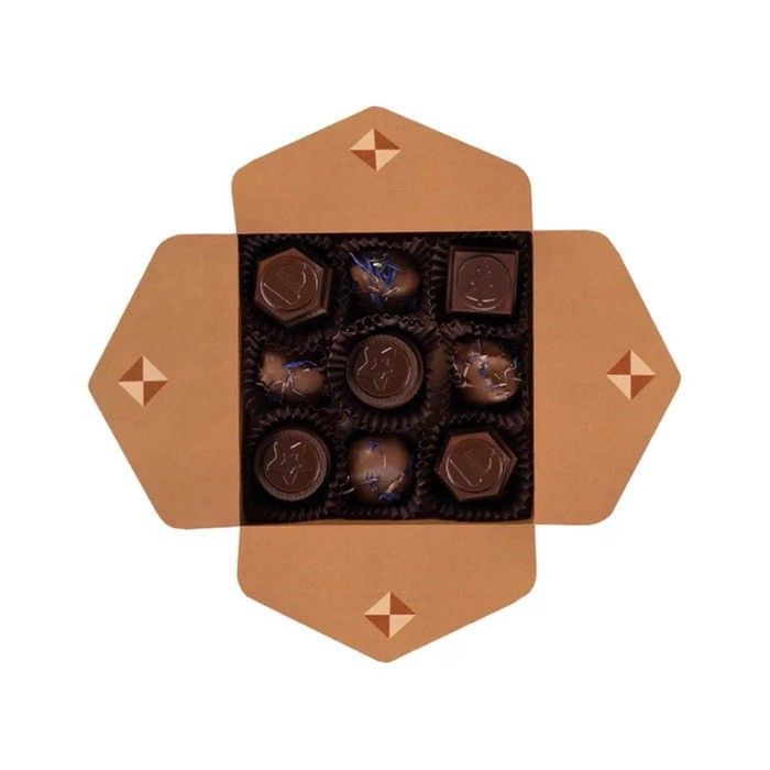 Boîte de 9 chocolats au lait fourrés au café ou aux prunes vue principale