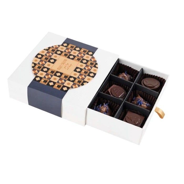 Coffret de 9 bonbons chocolat au lait fourrés au café ou prunes vue principale