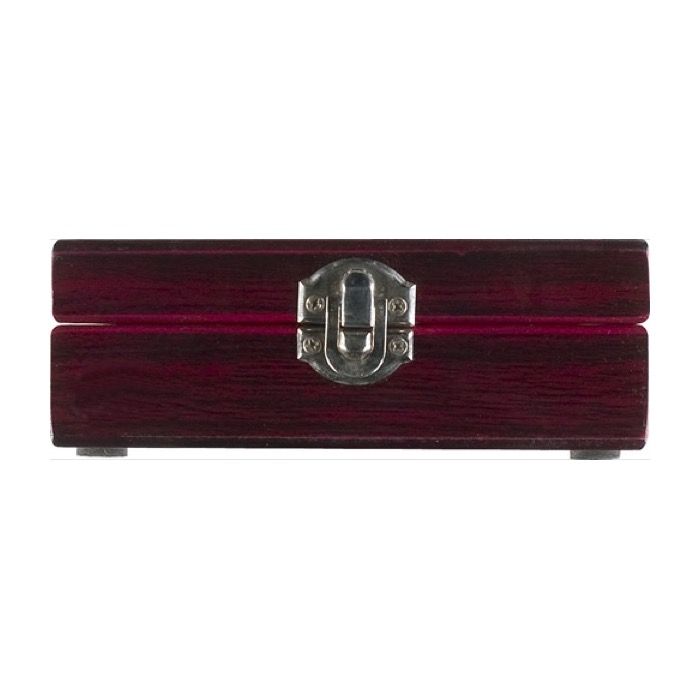 Set de vin dans boîte en bois avec plateau de jeu d’échecs