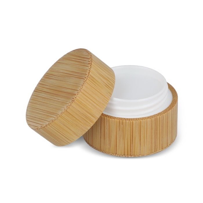 Baume à lèvres dans un étui en bambou de forme cylindrique