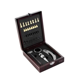 Set de vin dans boîte en bois avec plateau de jeu d’échecs