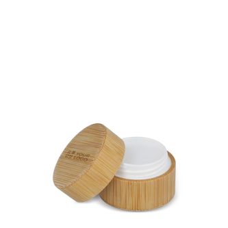 Baume à lèvres dans un étui en bambou de forme cylindrique