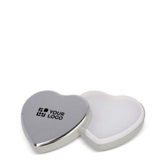 Baume à lèvres dans un étui métallique en forme de cœur