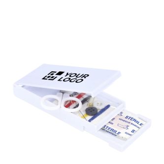 Kit de couture dans une boîte avec pansements, idéal pour les voyages