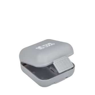 Pilulier compact en plastique avec plusieurs compartiments