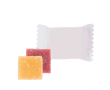 Bonbons gélifiés aux fruits dans un emballage individuel couleur blanc