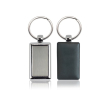 Porte-clés rectangulaire avec côté en plastique coloré et anneau métal couleur noir