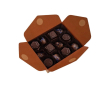 Boîte de 12 chocolats au lait fourrés au café ou aux prunes couleur naturel