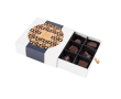 Coffret de 9 bonbons chocolat au lait fourrés au café ou prunes couleur blanc