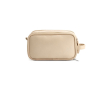 Trousse de toilette suspendue en cuir synthétique recyclé avec crochet et trois compartiments couleur beige